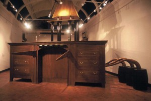 Konstrukcija __Vazdušnog razboja__ umetnika Roda Dikinsona, u galeriji Leng u Njukaslu, 2002.
